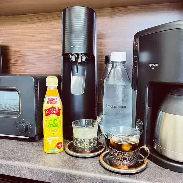 「「ダークカラー×明るく開放的！植物が映えるシンプルキッチン」 by mmmaさん」の画像