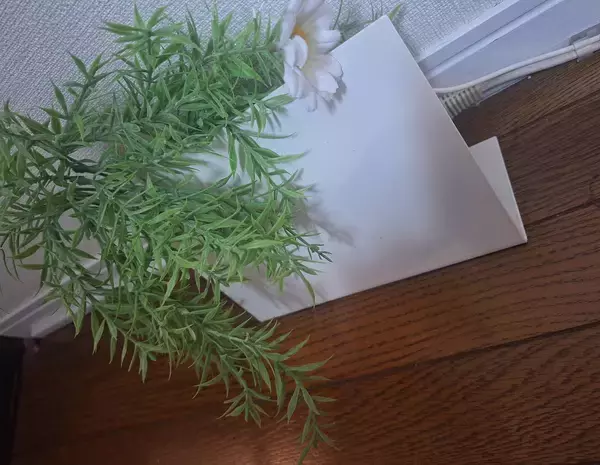 「置くだけで解決♪メモスタンドで叶える、配線周りの目隠しカバー」 by chi-さん