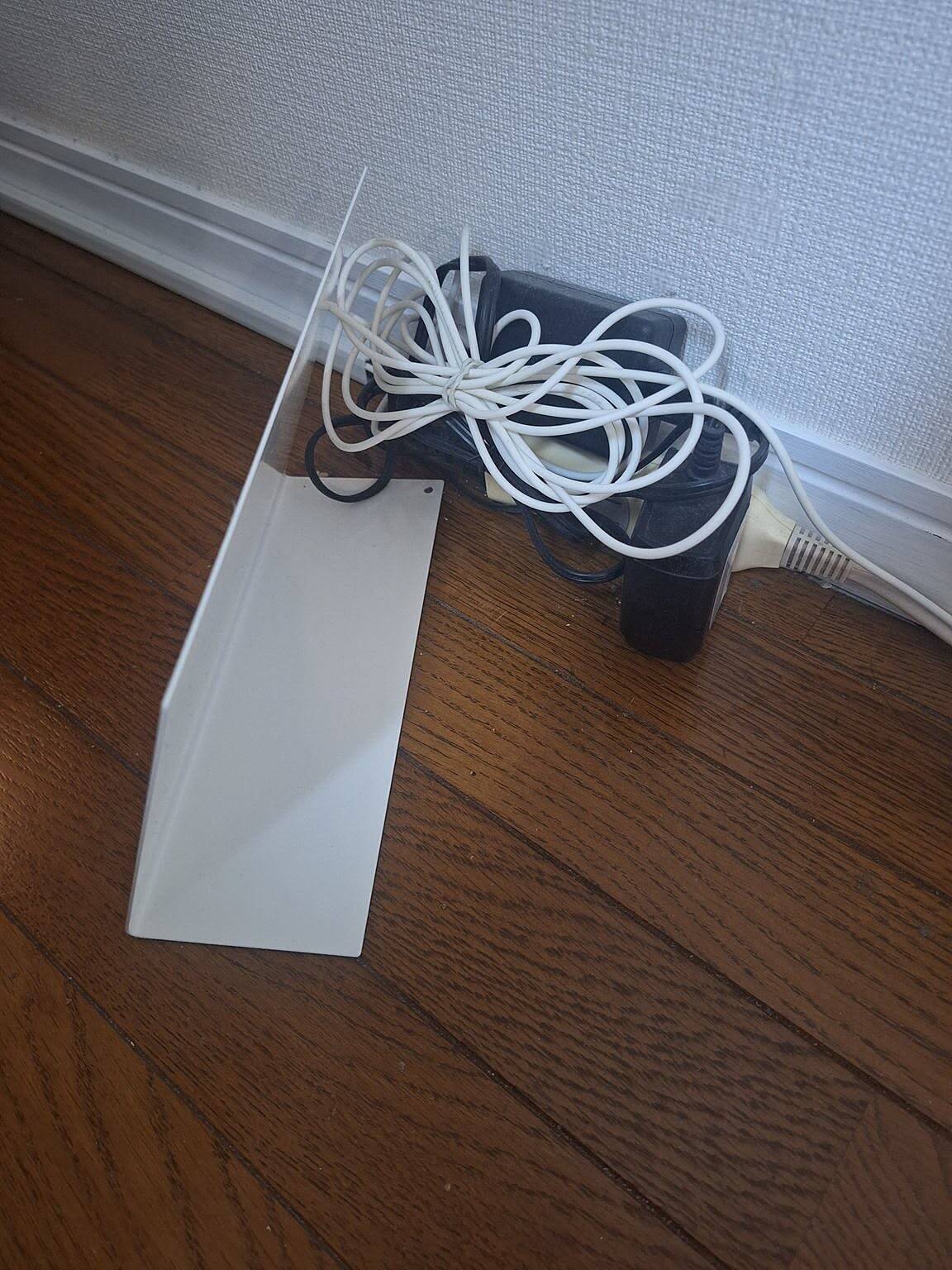 「置くだけで解決♪メモスタンドで叶える、配線周りの目隠しカバー」 by chi-さん