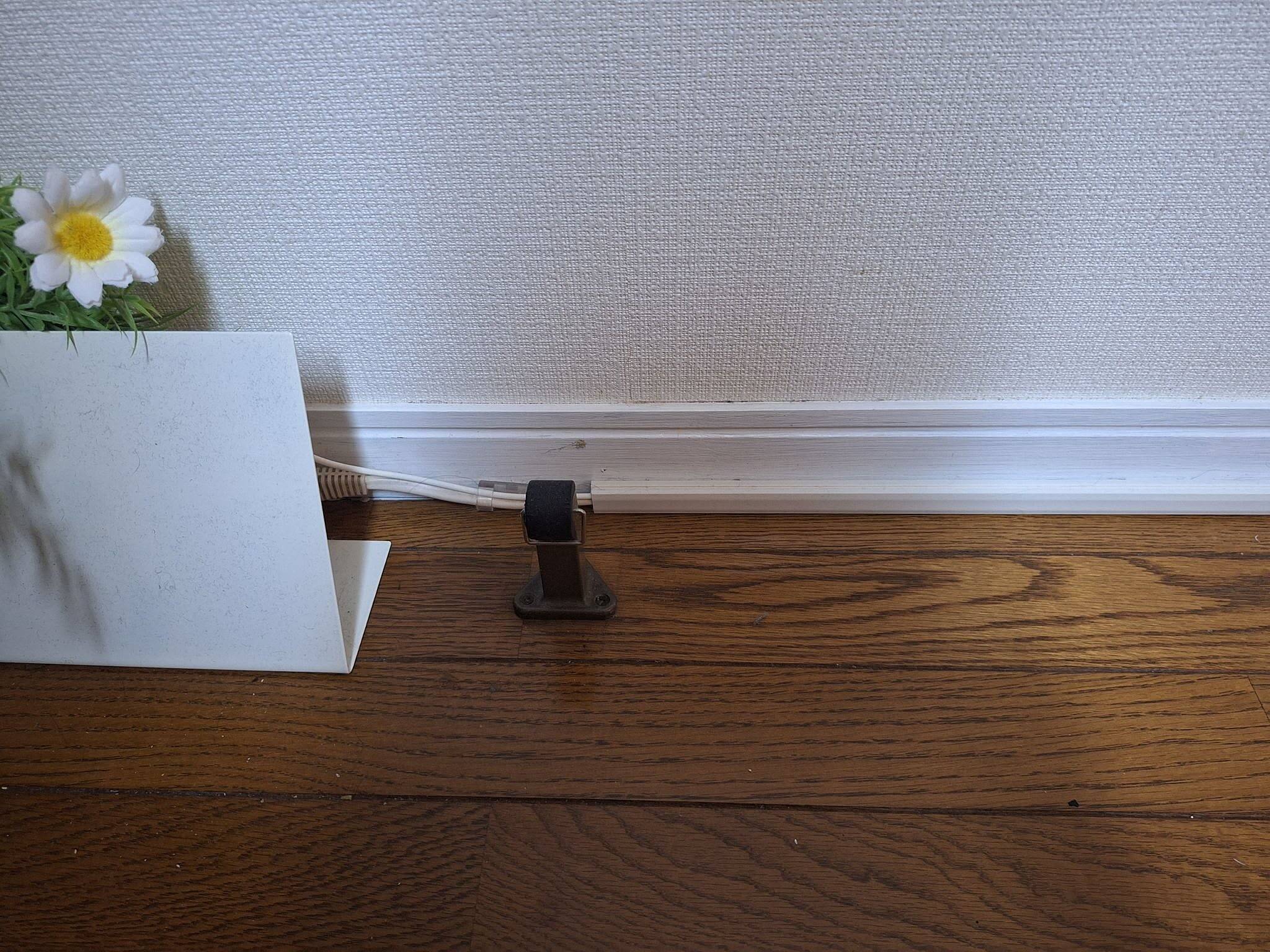 「置くだけで解決♪メモスタンドで叶える、配線周りの目隠しカバー」 by chi-さん