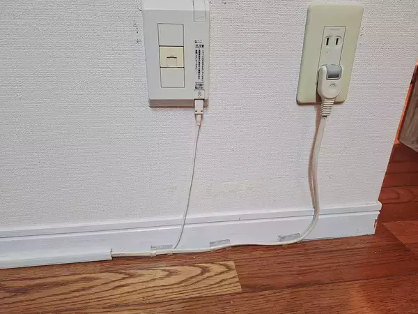 「「置くだけで解決♪メモスタンドで叶える、配線周りの目隠しカバー」 by chi-さん」の画像