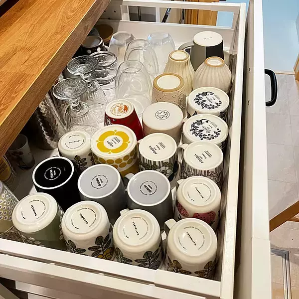 「キッチン収納を見直したい方へ！IKEAのアイテムを使った食器収納の実例6選」の画像