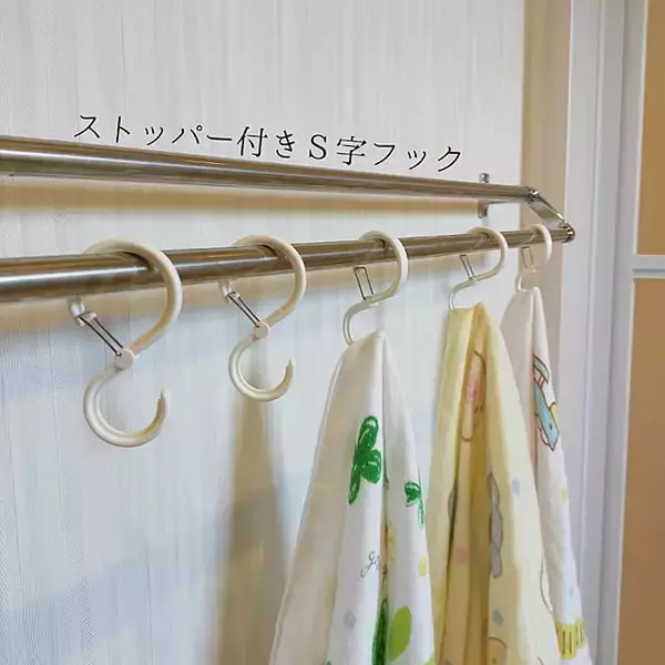 「吊り下げてスッキリ収納♪100均のフック活用アイデア」の画像