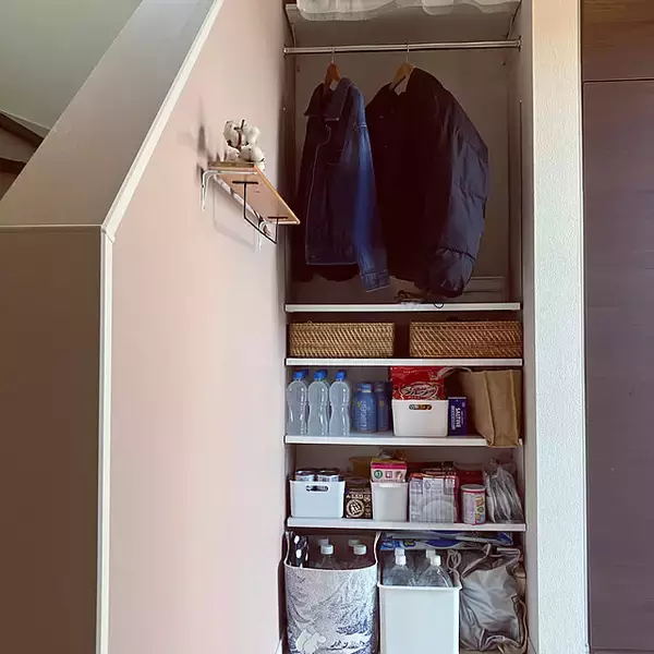 「学校用品から防災グッズまですっきり！暮らしに合わせた使いやすい玄関収納の実例10選」の画像