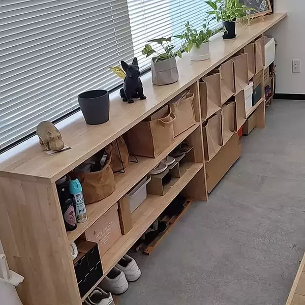 「学校用品から防災グッズまですっきり！暮らしに合わせた使いやすい玄関収納の実例10選」の画像