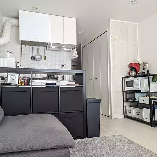 「「27m2。くつろげる空間を目指した、モノトーンモダンな部屋」 by bonlogさん」の画像