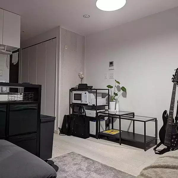 「「27m2。くつろげる空間を目指した、モノトーンモダンな部屋」 by bonlogさん」の画像