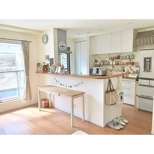 「おとぎ話の世界へ。ゆっくり時間の流れるカントリー風インテリア」の画像