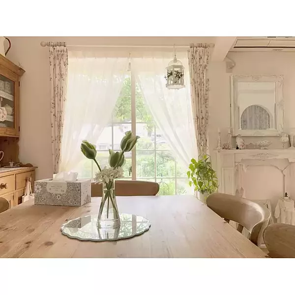 「おとぎ話の世界へ。ゆっくり時間の流れるカントリー風インテリア」の画像