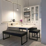 「人数が増えてもすぐ対応できる。ベンチを取り入れたダイニングの実例」の画像1