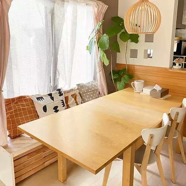 「人数が増えてもすぐ対応できる。ベンチを取り入れたダイニングの実例」の画像