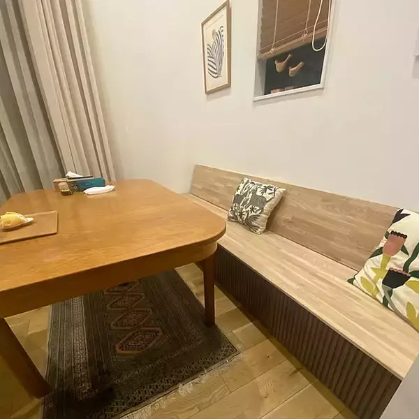 「人数が増えてもすぐ対応できる。ベンチを取り入れたダイニングの実例」の画像