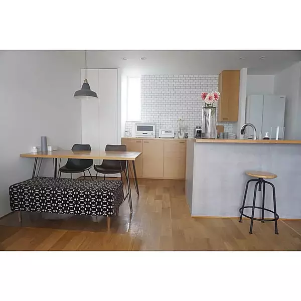 「人数が増えてもすぐ対応できる。ベンチを取り入れたダイニングの実例」の画像