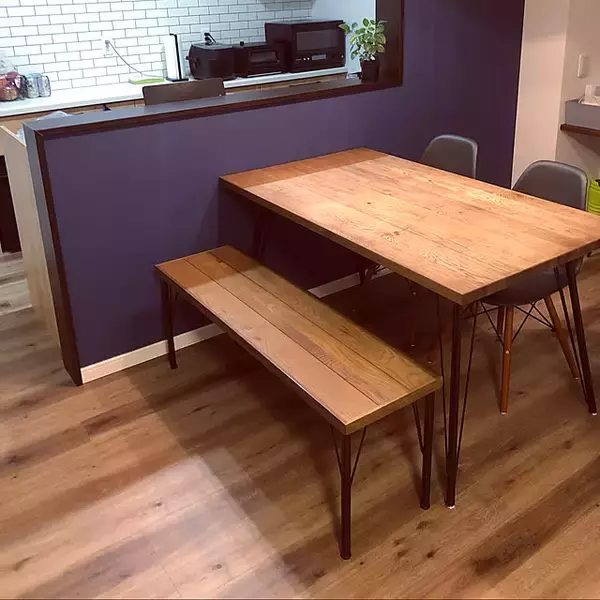 「人数が増えてもすぐ対応できる。ベンチを取り入れたダイニングの実例」の画像