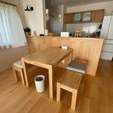 「人数が増えてもすぐ対応できる。ベンチを取り入れたダイニングの実例」の画像7