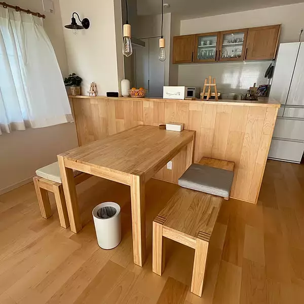 「人数が増えてもすぐ対応できる。ベンチを取り入れたダイニングの実例」の画像