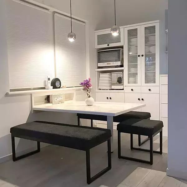 「人数が増えてもすぐ対応できる。ベンチを取り入れたダイニングの実例」の画像