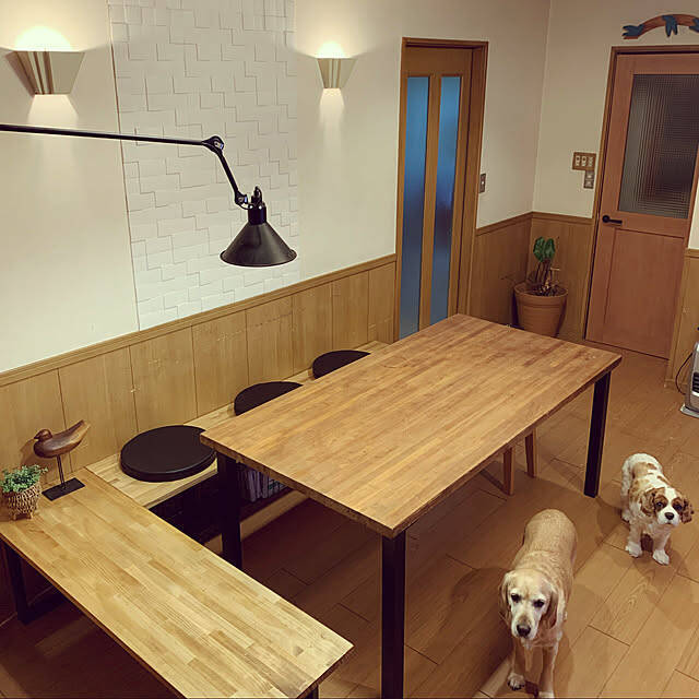 人数が増えてもすぐ対応できる。ベンチを取り入れたダイニングの実例