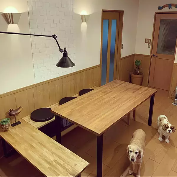 「人数が増えてもすぐ対応できる。ベンチを取り入れたダイニングの実例」の画像