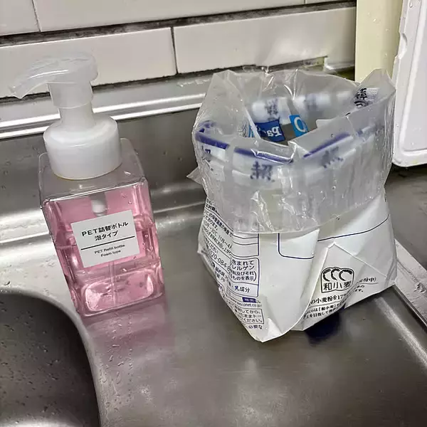 「シンク周りがスッキリしてキッチンが快適に！三角コーナーの代替品アイデア」の画像