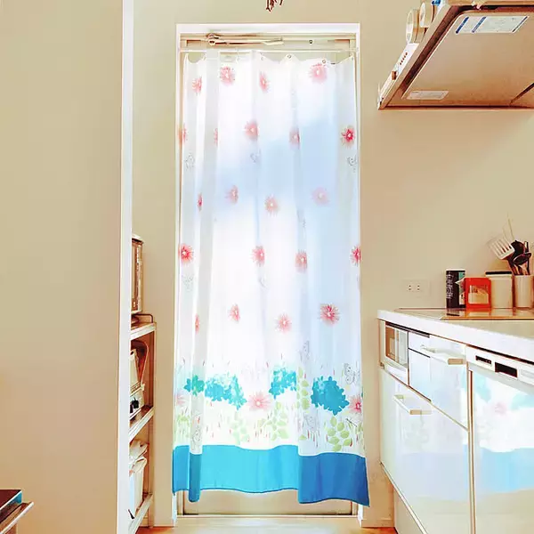 「お風呂以外でも使える！暮らしが快適になるシャワーカーテン活用アイデア」の画像