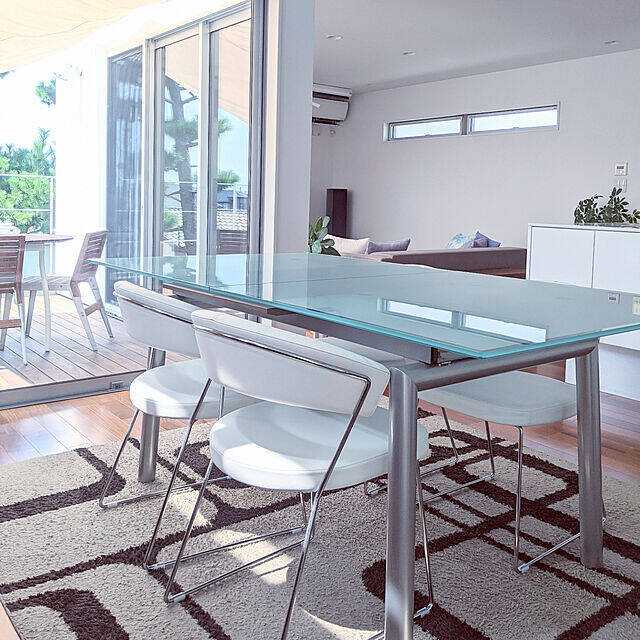 透明感に魅了される♡ガラステーブルでお部屋に変化をプラス