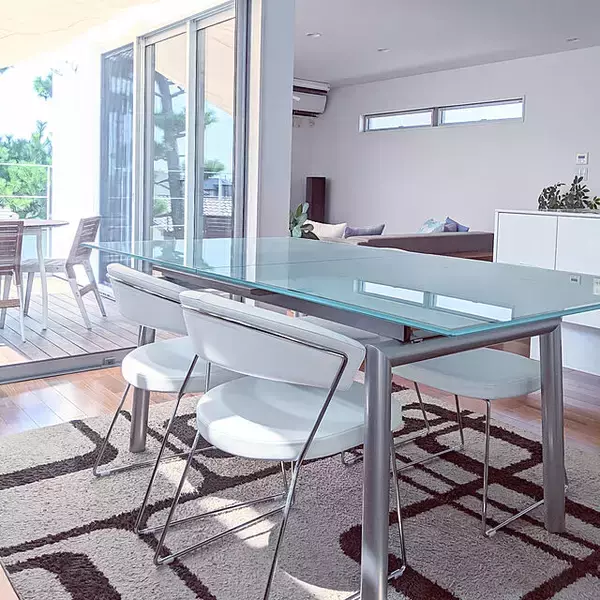 「透明感に魅了される♡ガラステーブルでお部屋に変化をプラス」の画像