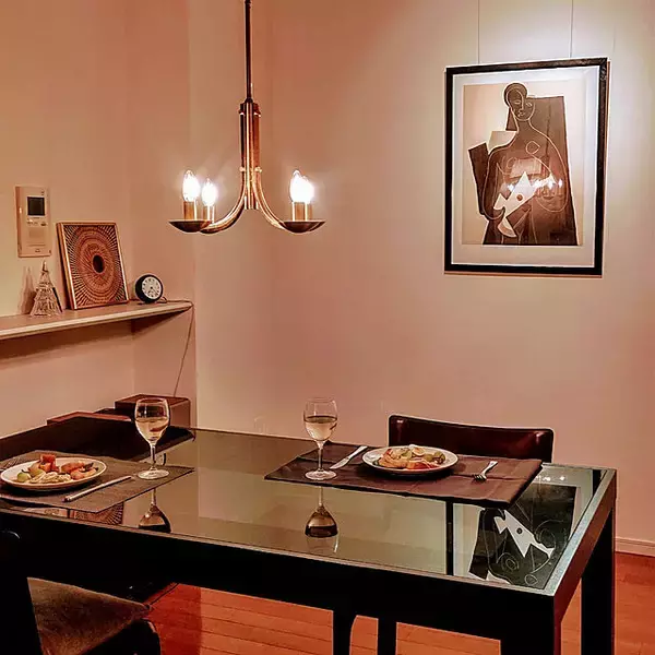 「透明感に魅了される♡ガラステーブルでお部屋に変化をプラス」の画像