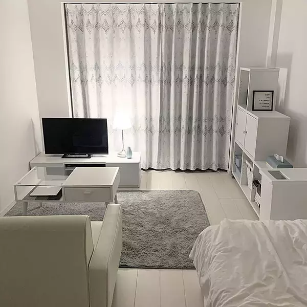 「透明感に魅了される♡ガラステーブルでお部屋に変化をプラス」の画像