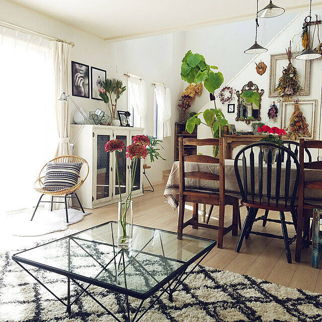 透明感に魅了される♡ガラステーブルでお部屋に変化をプラス