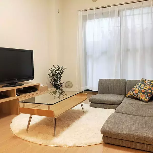 「透明感に魅了される♡ガラステーブルでお部屋に変化をプラス」の画像