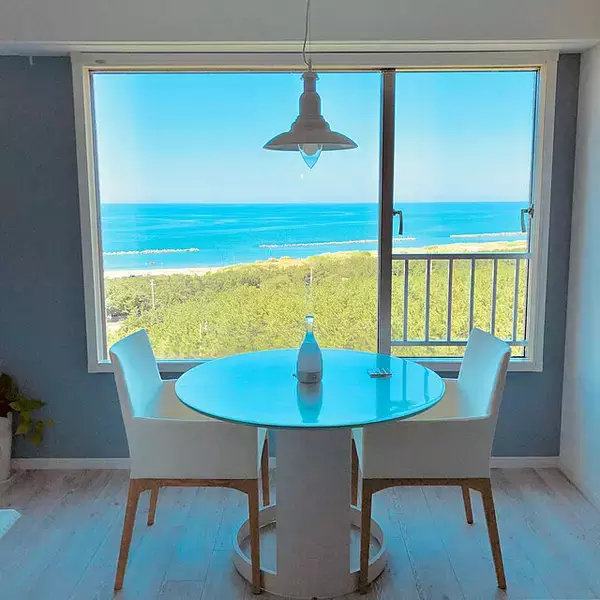 「透明感に魅了される♡ガラステーブルでお部屋に変化をプラス」の画像