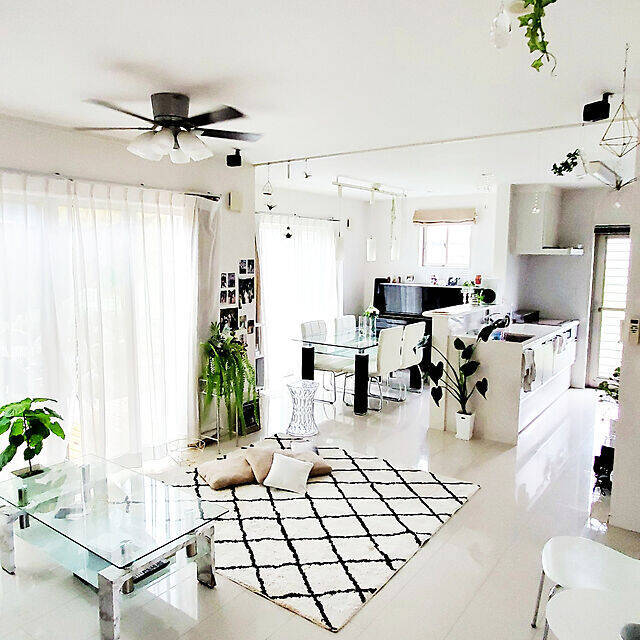 透明感に魅了される♡ガラステーブルでお部屋に変化をプラス