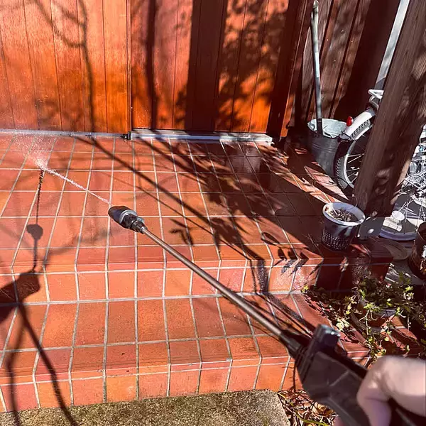 「黒ずみが見違えるほどキレイに！タイル目地がよみがえるお掃除アイデア」の画像