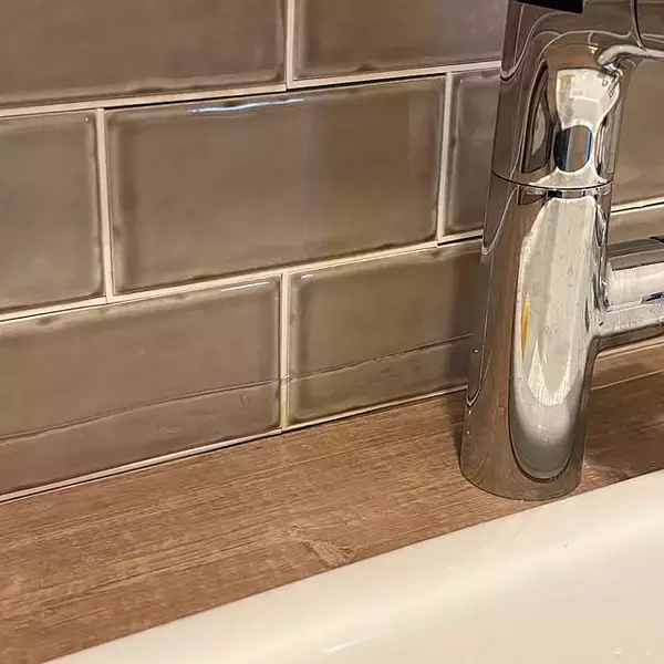 「黒ずみが見違えるほどキレイに！タイル目地がよみがえるお掃除アイデア」の画像