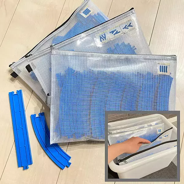 「おもちゃから食品・防災グッズまでスッキリ！100均のビニールケース＆ポーチを使った収納アイデア6選」の画像