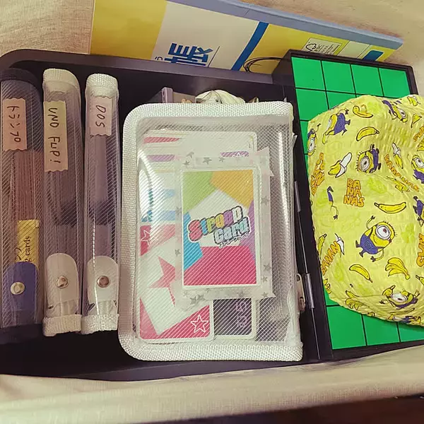 「おもちゃから食品・防災グッズまでスッキリ！100均のビニールケース＆ポーチを使った収納アイデア6選」の画像