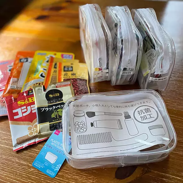 「おもちゃから食品・防災グッズまでスッキリ！100均のビニールケース＆ポーチを使った収納アイデア6選」の画像