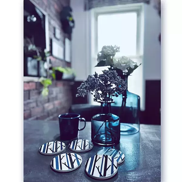 「自分らしいおうちカフェを彩るアクセントに♪100均グッズでDIYするオリジナルコースター」の画像