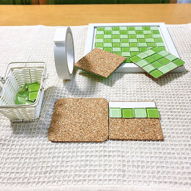 自分らしいおうちカフェを彩るアクセントに♪100均グッズでDIYするオリジナルコースター