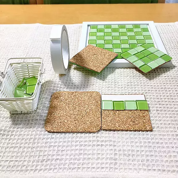 「自分らしいおうちカフェを彩るアクセントに♪100均グッズでDIYするオリジナルコースター」の画像