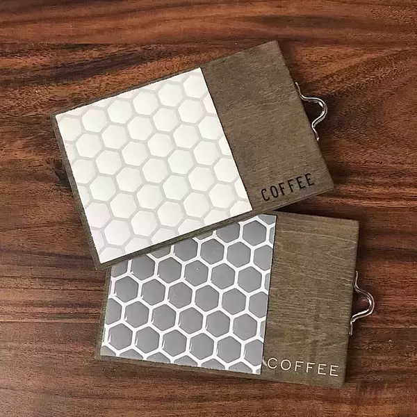 「自分らしいおうちカフェを彩るアクセントに♪100均グッズでDIYするオリジナルコースター」の画像