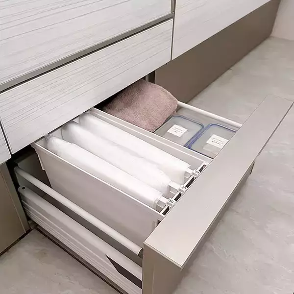 目立たずスッキリ、使いたいときはパッと取り出せる！紙袋とゴミ袋の快適収納術