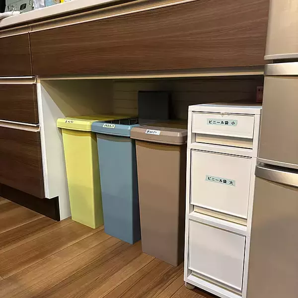「目立たずスッキリ、使いたいときはパッと取り出せる！紙袋とゴミ袋の快適収納術」の画像