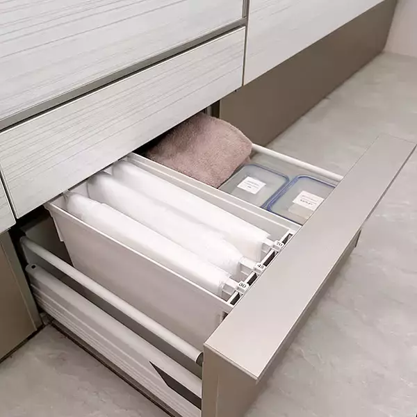 「目立たずスッキリ、使いたいときはパッと取り出せる！紙袋とゴミ袋の快適収納術」の画像