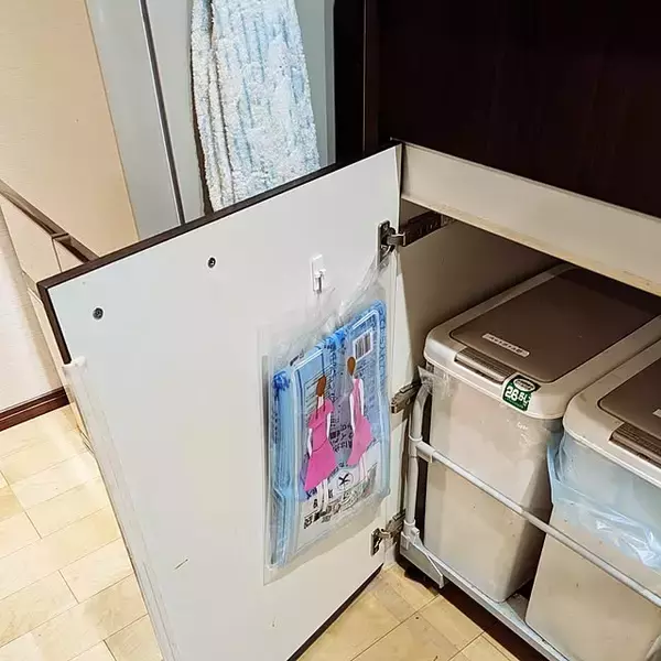 「目立たずスッキリ、使いたいときはパッと取り出せる！紙袋とゴミ袋の快適収納術」の画像