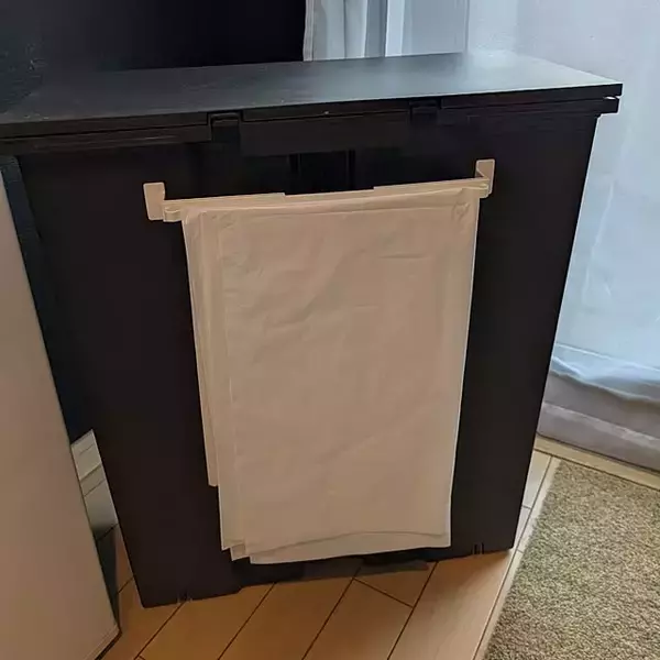 「目立たずスッキリ、使いたいときはパッと取り出せる！紙袋とゴミ袋の快適収納術」の画像