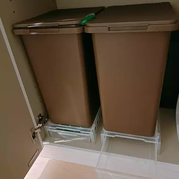 「目立たずスッキリ、使いたいときはパッと取り出せる！紙袋とゴミ袋の快適収納術」の画像