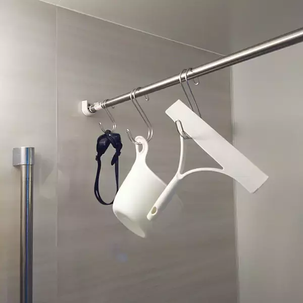 「収納の便利さがグンとアップ！無印良品「横ブレしにくいフック」の使い方」の画像