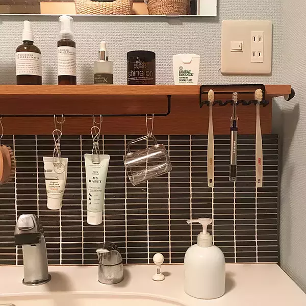 「収納の便利さがグンとアップ！無印良品「横ブレしにくいフック」の使い方」の画像